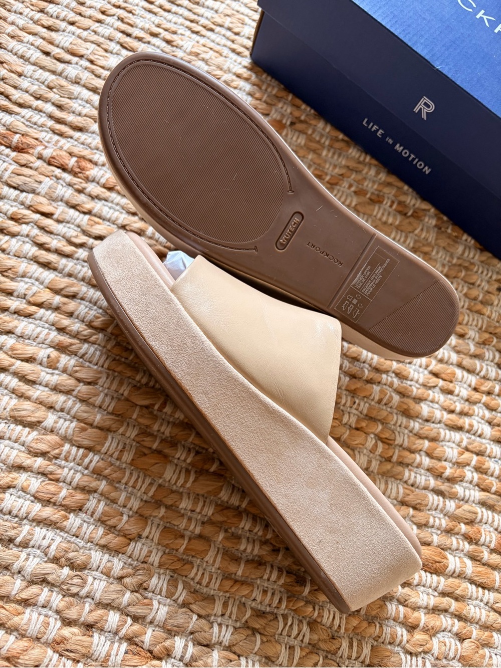 9W Rockport Neutral Tan Slide Wedge Mules women’s 9 wide summer casual sandals - Picture 8 of 9
